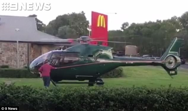 Πάρκαρε το ελικόπτερο στα McDonald’s, αγόρασε fast food και πέταξε ξανά [βίντεο]