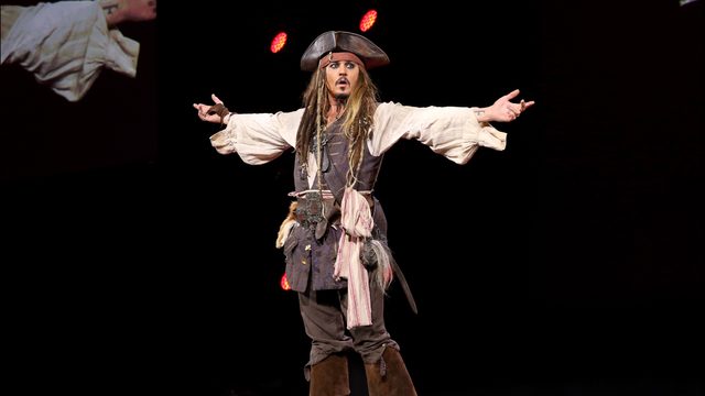 Ο Johnny Depp ως Jack Sparrow κάνει έκπληξη στους φανς του στη Disneyland [vid]