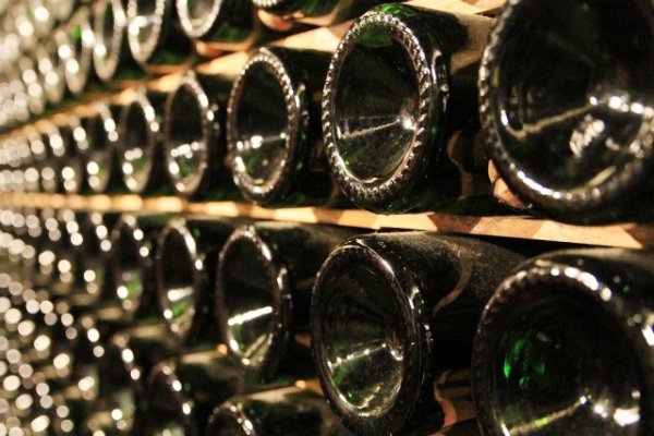 Τελικά να αποθηκεύουμε τα μπουκάλια κρασιού σε όρθια ή πλαγιαστή θέση;