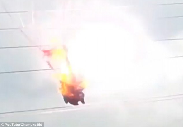 Γυναίκα αλεξιπτωτιστής έπεσε σε ηλεκτροφόρα καλώδια και άρπαξε φωτιά [βίντεο]