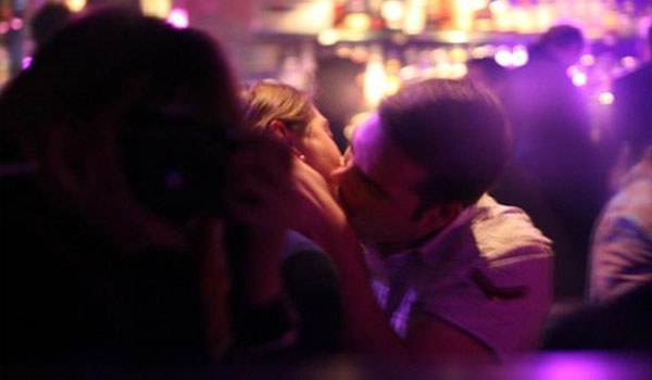 Το φιλί σε μπαρ της Κρήτης…. κόστισε ΠΟΛΥ ακριβά σε ζευγάρι στρατιωτικών!