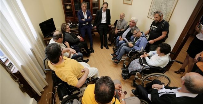 Συμβολική κατάληψη από τους παραπληγικούς στα γραφεία του ΣΥΡΙΖΑ στη Βουλή