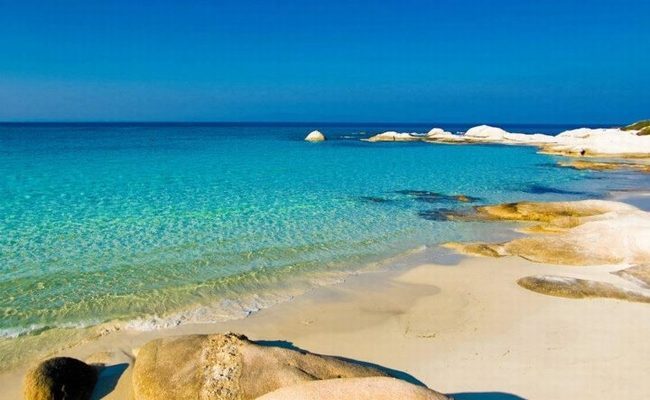 Η «Χαβάη» της Ελλάδας: Η εξωτική παραλία με τα τιρκουάζ νερά και τα εντυπωσιακά λευκά βράχια