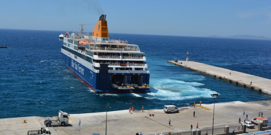 Το Blue Star Naxos προσέκρουσε στο λιμάνι της Σύρου