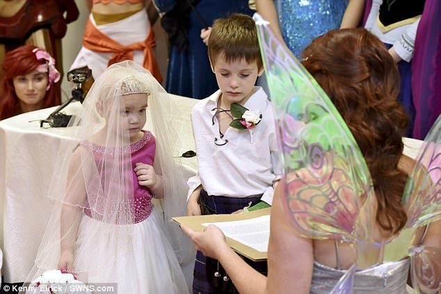 5χρονη σε τελικό στάδιο καρκίνου παντρεύεται τον καλύτερό της φίλο