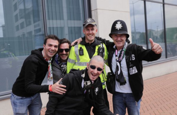 Champions League: Αστυνομικοί παντού! Selfies, χαμόγελα και μπύρες (ΦΩΤΟ)