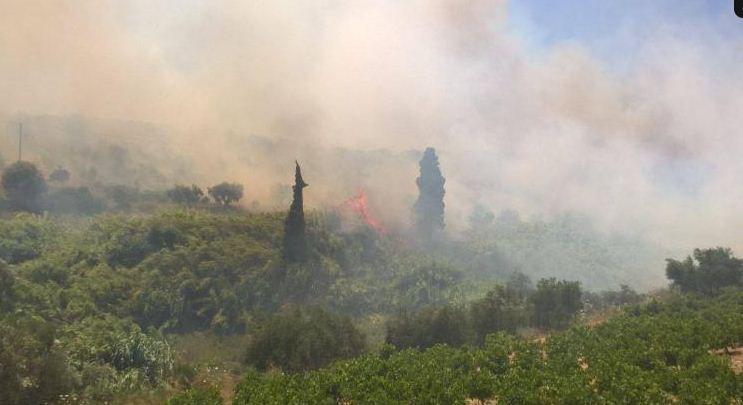 Μεγάλη φωτιά σε εξέλιξη κοντά σε οικισμούς στην Κορώνη