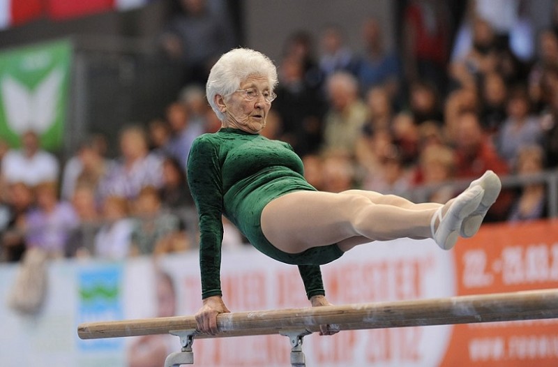 92χρονη "σούπερ γιαγιά" κάνει ενόργανη γυμναστική και γίνεται viral (εικόνες)