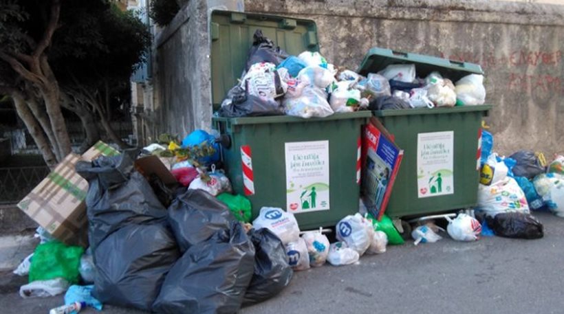Συμβασιούχοι κατέλαβαν το δημαρχείο Κέρκυρας – Λόφοι σκουπιδιών στους δρόμους