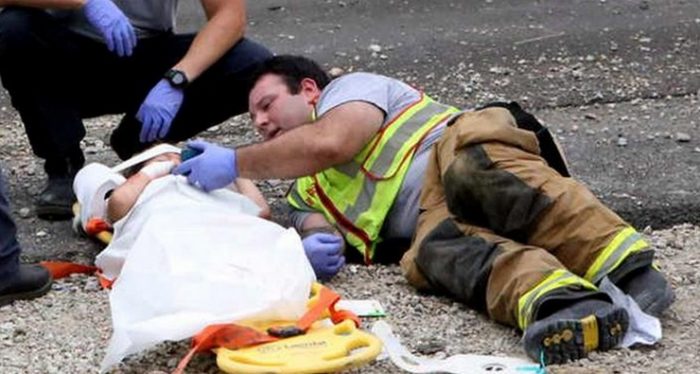 Όταν ο πυροσβέστης είδε το ταραγμένο αγοpάκι, ξάπλωσε δίπλα του, έβγαλε το κινητό του και…