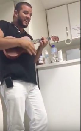 Γιατρός παίζει ένα τραγούδι σε κοριτσάκι με καρκίνο και η μικρή χορεύει γεμάτη χαρά