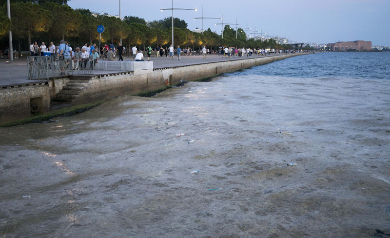 Θεσσαλονίκη: Η «ερυθρά παλίρροια» χτύπησε και πάλι το Θερμαϊκό