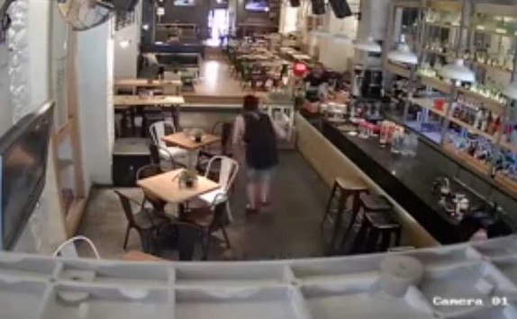 ΔEITE τα πλάνα από κάμερα ασφαλείας café bar που δείχνει την αντίδραση του κόσμου την ώρα του σεισμού