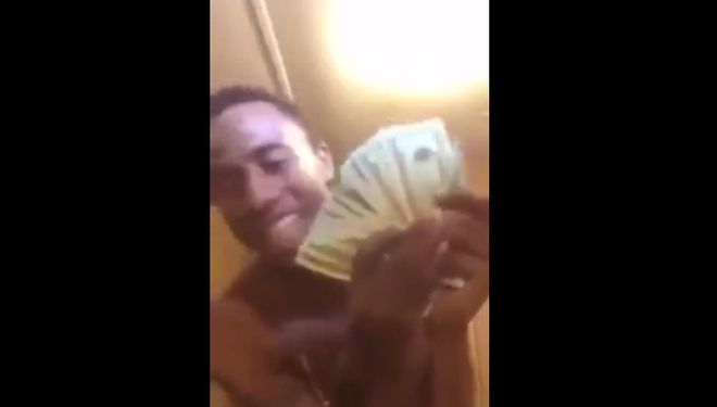 Ντίλερ καυχιόταν για τα χρήματά του στο Facebook και του έκανε έφοδο η αστυνομία [βίντεο]