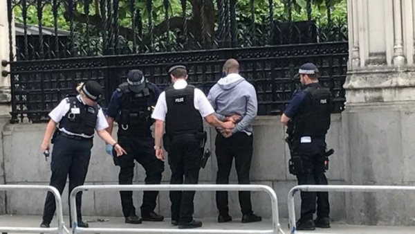 Νέος συναγερμός στο Λονδίνο – Συνελήφθη άντρας με μαχαίρι έξω από το κοινοβούλιο