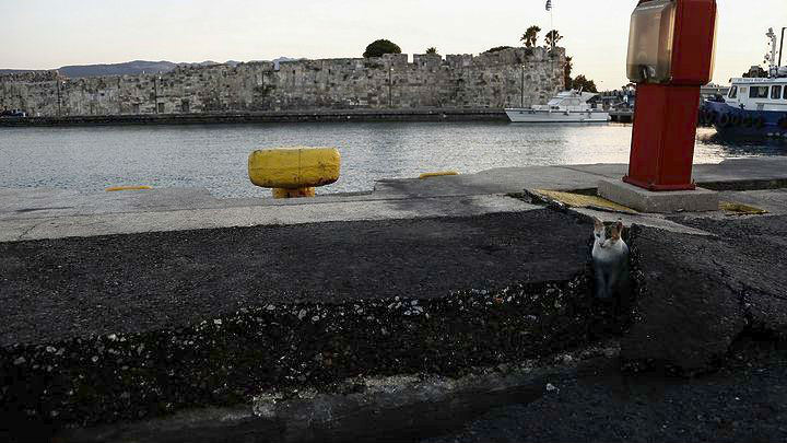 Κως: Μπαίνει τσιμεντένια μπάρα στο λιμάνι του νησιού