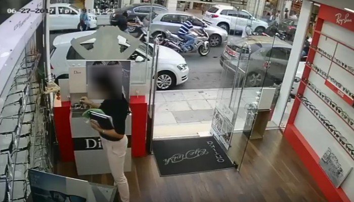Βίντεο: Νεαρή κοπέλα "βουτάει" γυαλιά ηλίου από κατάστημα οπτικών στα Χανιά