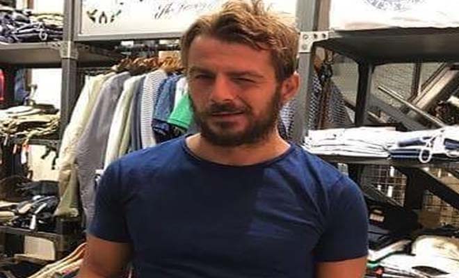 Ο Γιώργος Αγγελόπουλος αλλάζει ρούχα στο δοκιμαστήριο και οι πωλήτριες λιώνουν… [Εικόνες]