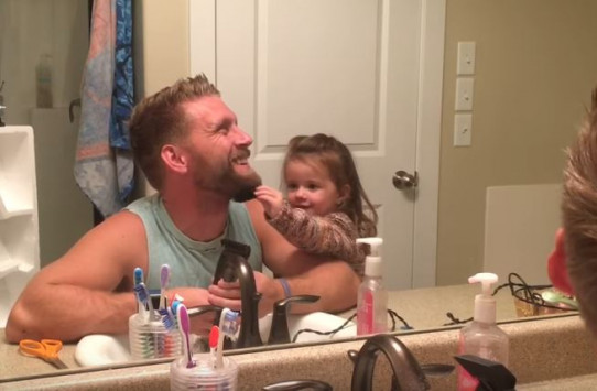 Επικό βίντεο: Ξυρίστηκε και η κόρη του τον ρωτά αν είναι ακόμα ο μπαμπάς της