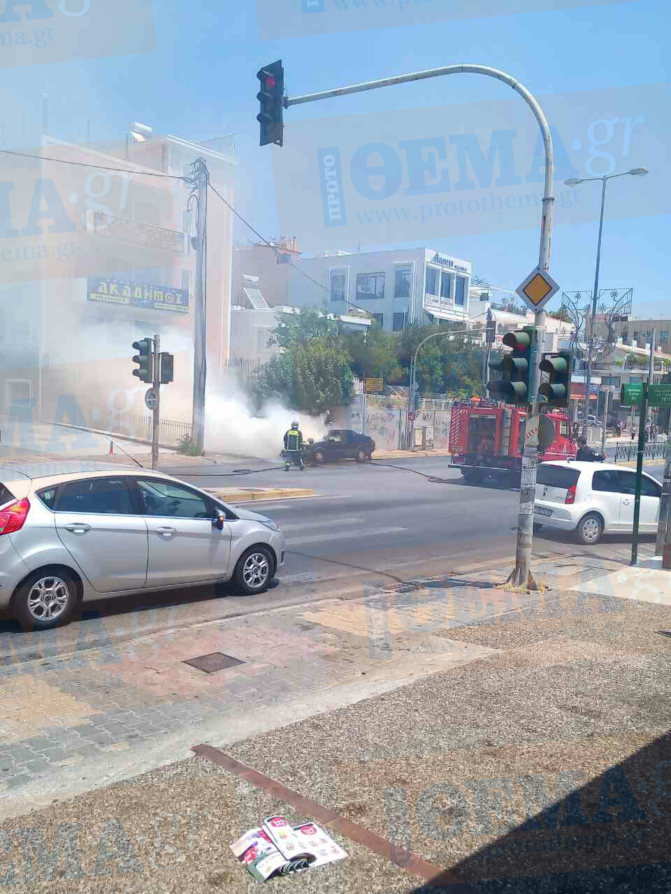 Φωτιά σε αυτοκίνητο στη λεωφόρο Μαραθώνος