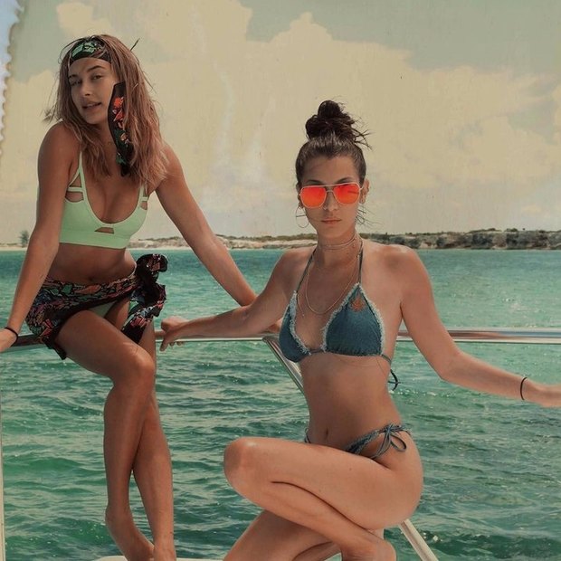 Πέντε φορές που η Bella Hadid και η Hailey Baldwin φόρεσαν τα ίδια μαγιό και έριξαν το Internet