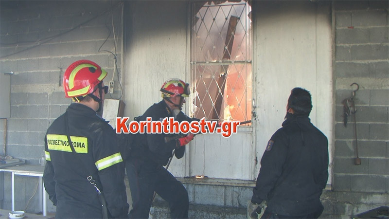Καίγονται σπίτια στο Ζευγολατιό Κορινθίας: Τρεις πυροσβέστες τραυματίες