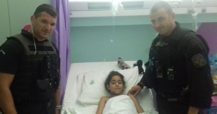 Δυο Έλληνες αστυνομικοί έσωσαν την ζωή 8χρονης ρισκάροντας την ζωή τους