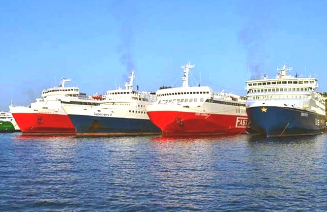 Αγρια ναυμαχία στο λιμάνι της Ραφήνας… Το σχέδιο εκτοπισμού των συμβατικών πλοίων