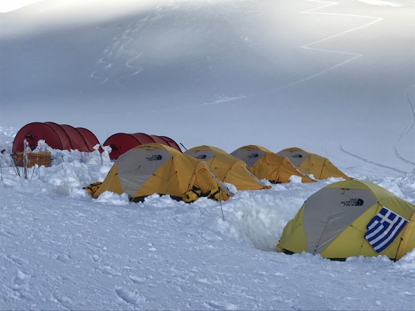 Οι πρώτες Ελληνίδες που κατέκτησαν την υψηλότερη κορυφή στην Αλάσκα (ΦΩΤΟ)