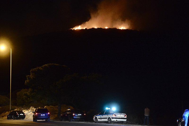 Νύχτα αγωνίας: Καίγεται το βουνό πάνω από τη Σαρωνίδα