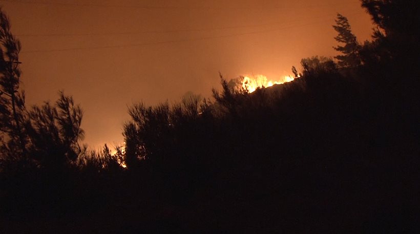 Πυρκαγιά στον Ασπρόκαμπο Κιάτου – Δεν απειλούνται σπίτια