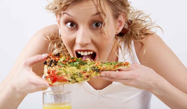 Οι τρείς αιτίες που μας κάνουν να τρώμε πολύ και ασυναίσθητα