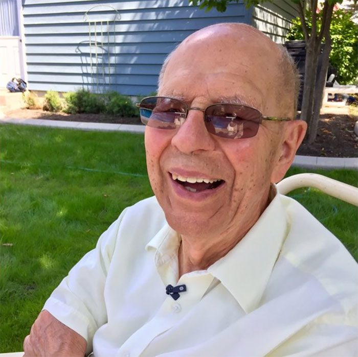 94χρονος έφτιαξε πισίνα στην αυλή του όταν πέθανε η γυναίκα του για να μην είναι μόνος του