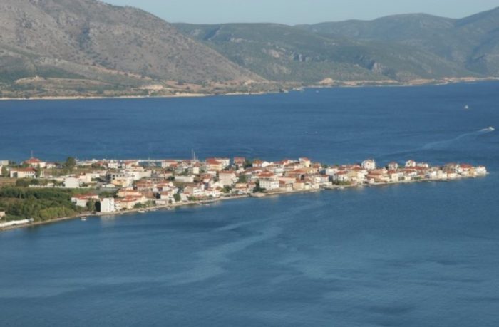 Το πανέμορφο παραθαλάσσιο χωριό της Ελλάδας που μοιάζει σα να επιπλέει στο νερό