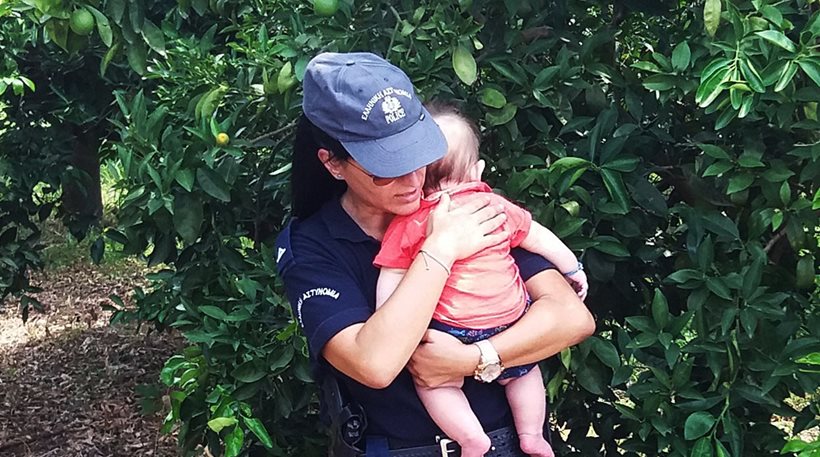 Αστυνομικός στο Ναύπλιο ηρεμεί μωρό στην αγκαλιά της μετά απο τροχαίο [βίντεο]