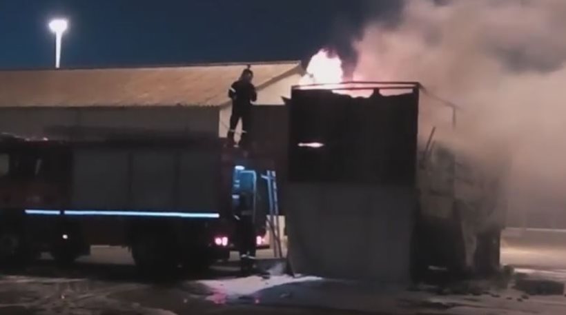 Χανιά: Κάηκε φορτηγό στο λιμάνι της Σούδας