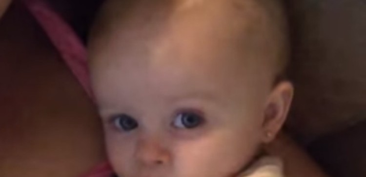 Δείτε πώς αντιδρά αυτό το μωράκι όταν η μαμά του λέει ότι το αγαπάει (βίντεο)