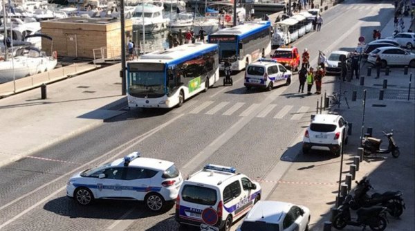 Αυτοκίνητο έπεσε σε δύο στάσεις λεωφορείων στην Μασσαλία – Ένας νεκρός