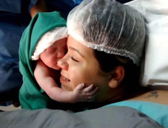 Θα λιώσετε: Νεογέννητο αγκαλιάζει τρυφερά τη μαμά του (βίντεο)