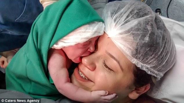 Νεογέννητο αγκαλιάζει τη μαμά του την πρώτη φορά που την βλέπει και συγκινεί παγκοσμίως