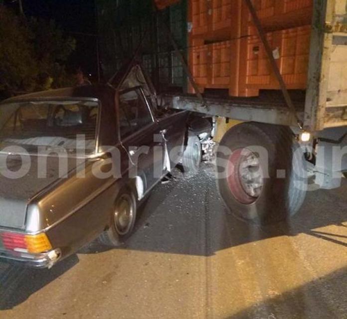 Λάρισα: Τροχαίο ατύχημα με ΙΧ να σφηνώνει κάτω από καρότσα φορτηγού