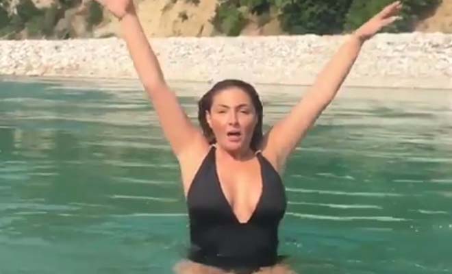 Έλενα Παπαρίζου: Κάνει βουτιές στο ποτάμι με το ολόσωμο μαγιό! [Βίντεο]