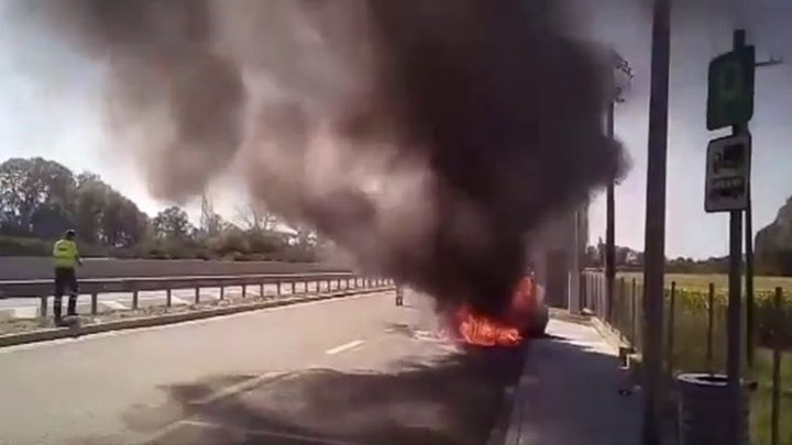 Αυτοκίνητο τυλίχθηκε στις φλόγες στην Εθνική Οδό Αθηνών – Λαμίας [βίντεο]