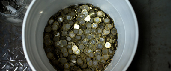 Εσείς τι θα κάνατε αν βρισκόσασταν σε ένα κουβά γεμάτο κέρματα; Η πρόκληση που έχει διχάσει το ίντερνετ