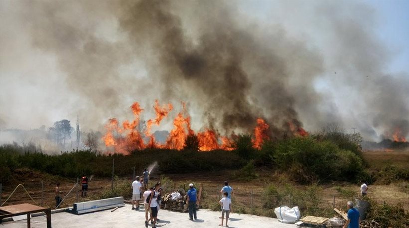 Μεγάλη πυρκαγιά στην Πρέβεζα – Κάηκε εργοστάσιο, θερμοκήπιο και απειλούνται σπίτια