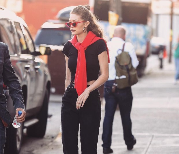 H Gigi Hadid σου δίνει το μοναδικό styling tip που πρέπει να ξέρεις για να υποδεχθείς το φθινόπωρo