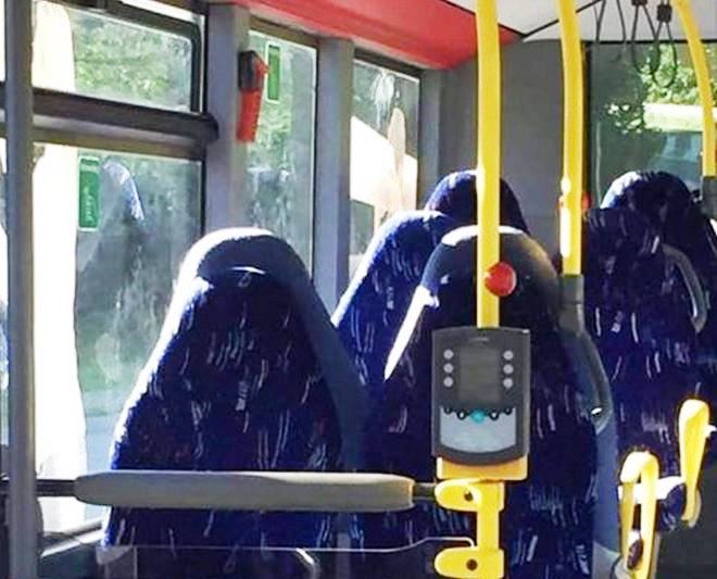 Νορβηγοί ακροδεξιοί μπέρδεψαν τις άδειες θέσεις λεωφορείου με γυναίκες που φορούν μπούρκα