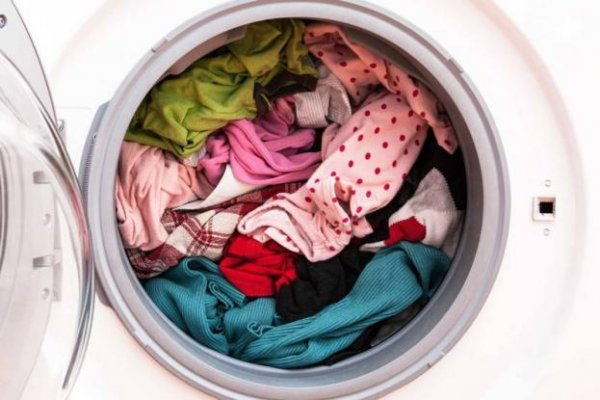 Πώς θα «σώσετε» ρούχα που ξέβαψαν στο πλυντήριο