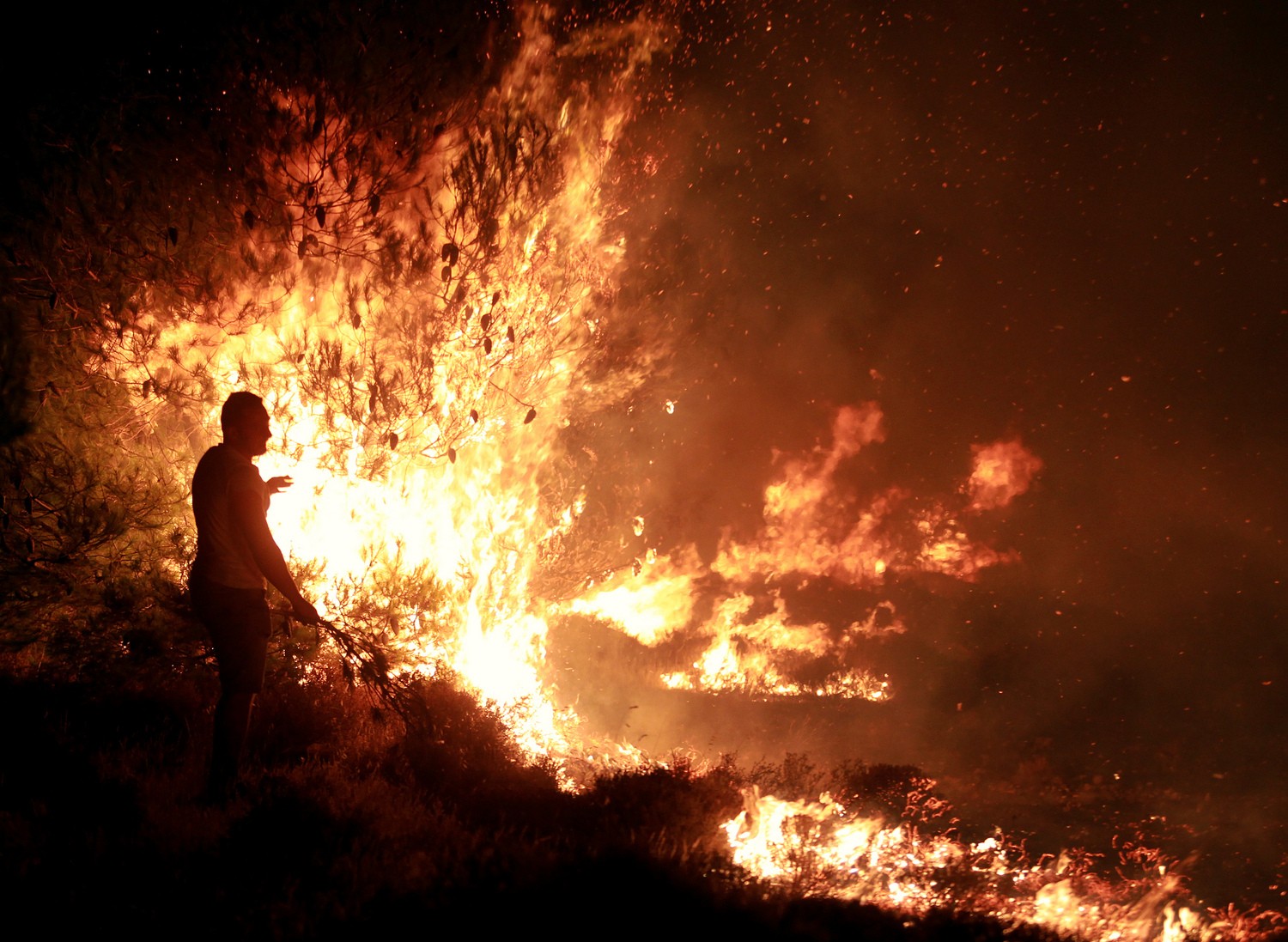 Ολονύχτια μάχη με τις φλόγες στη Τζια – Δεν υπάρχει πλέον ενεργό μέτωπο στο νησί