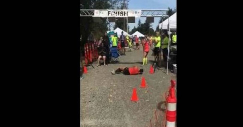 Συγκλονιστικό βίντεο: Δείτε πώς τερμάτισε αθλήτρια στον Μαραθώνιο της Ουάσινγκτον αφού κατέρρευσε